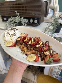 Croffle de dulce de leche, fresas, plátano y nata - Imagen 1