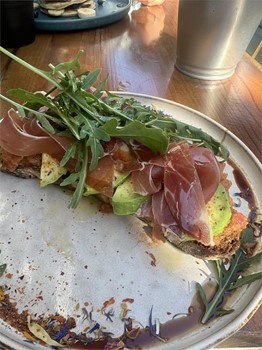 Tosta avocado ibérica: tomate rallado, aguacate, jamón ibérico, rúcula y AOVE - Imagen 1