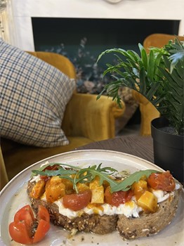 Tosta de burrata: burrata, tomatitos asados con taquitos de queso en aceite y hierbas aromáticas  - Imagen 1